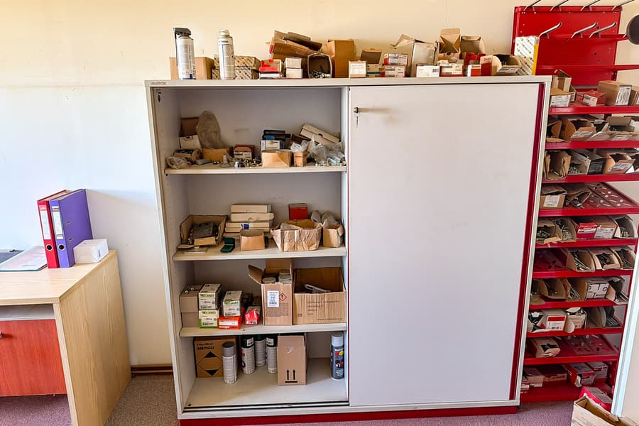 Schrankinhalt: Werkzeug und Verbrauchmaterial